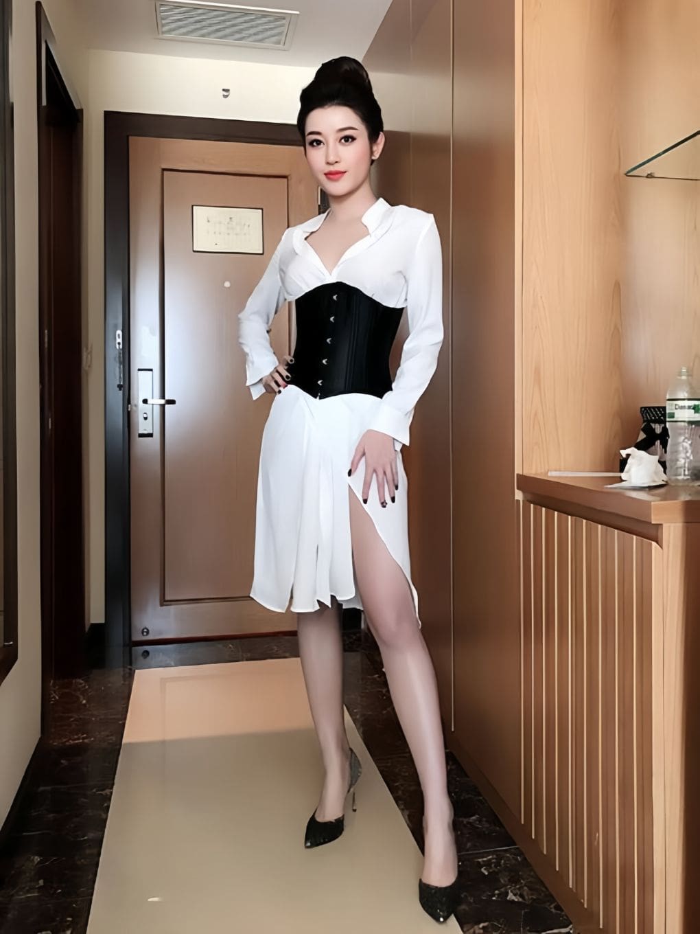 Á Hậu Huyền My Sử Dụng Corset Thời Trang